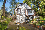 3201 Capilano Crescent