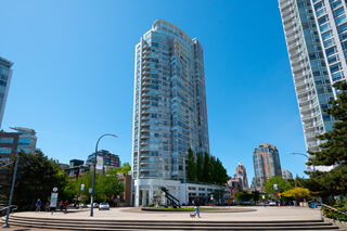 2105 - 1201 Marinaside Crescent